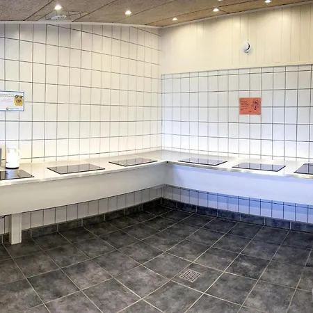 Stunning Home In Hanstholm With Swimming Pool 汉斯特霍尔姆