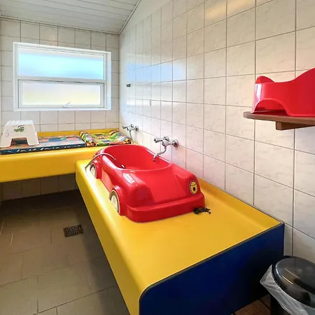 Stunning Home In Hanstholm With Swimming Pool 汉斯特霍尔姆